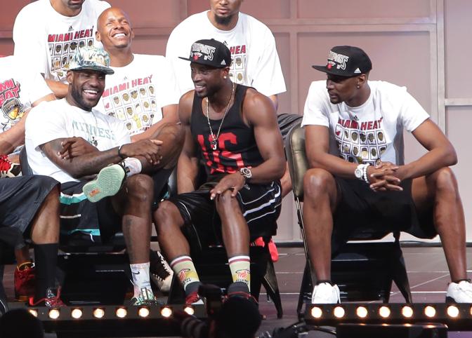 LeBron James, Dwayne Wade e Chris Bosh alla festa per il titolo Nba vinto dai Miami Heat . Afp